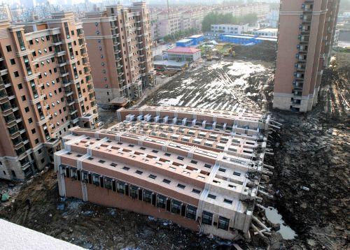 上海万博：パビリオン建設大遅延。これはかなりの失態ですね。