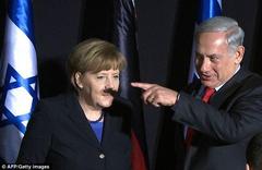 メルケル首相の顔にネタニヤフ首相の指の影。結果、パパそっくり。