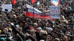 ウクライナ東部では、ユダヤ金融悪魔の捏造した傀儡政権に反対する民衆がロシアの旗を掲げてデモ。