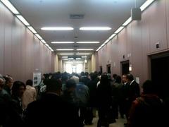 東京高等犯罪所　429号法廷前の廊下で「もしもし杉原裁判長」大合唱！