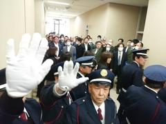 東京高等犯罪所　429号法廷前の廊下で「もしもし杉原裁判長」大合唱！