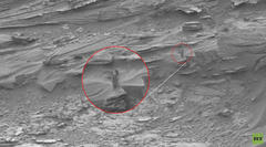 ＮＡＳＡのキュリオシティーが送ってきた火星の画像に、またまた、楽しい色物が発見されました。